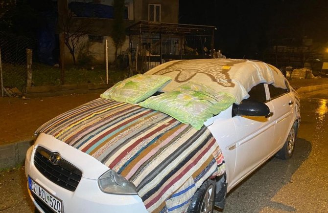 Dolu Yağışına Karşı Araçlara Battaniye Ve Yorganlı Önlem