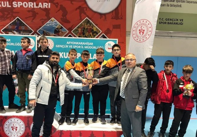 Atatürk Ortaokulu Şuhutluları Sevince Boğdu