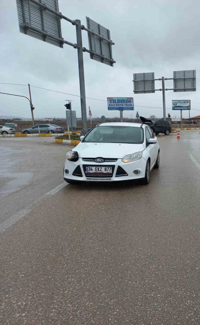 Kavşakta Yaşanan Kazada İkisi Bebek 5 Kişi Yaralandı