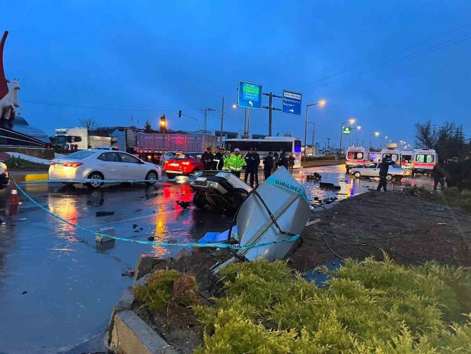 Deprem Bölgesine Giden Afad Aracı Kaza Yaptı: 1 Ölü, 9 Yaralı