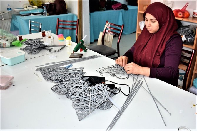 Atık Gazeteler Hediyelik Eşyaya Dönüşüyor