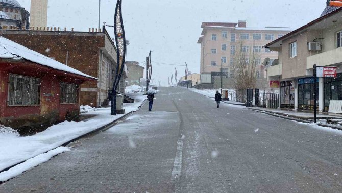 Karlıova Beyaza Büründü