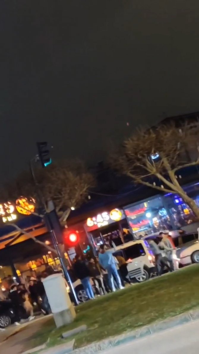 Asker Eğlencesinde Yolu Kapatarak Oyun Oynayan Magandalar Kameralarda