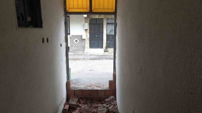 Depremzede Aileye Yuva Olacaktı, Hırsızlar Bir Gecede Kullanılamaz Hale Getirdi
