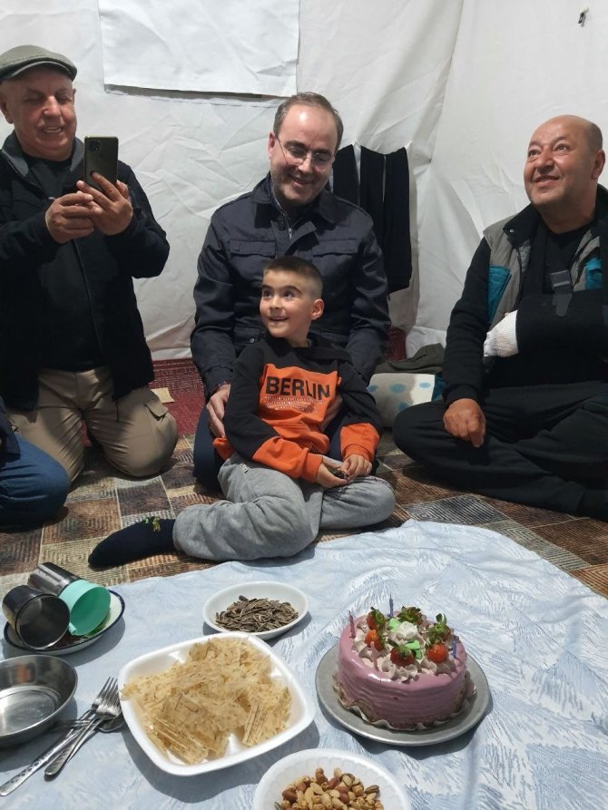 Kahramanmaraşlı Küçük Eymen’e Çadırda Doğum Günü Sürprizi