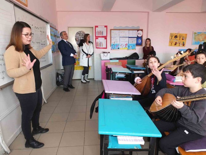 Balıkesir’de Öğrenciler Sınıfça Bağlama Öğreniyor