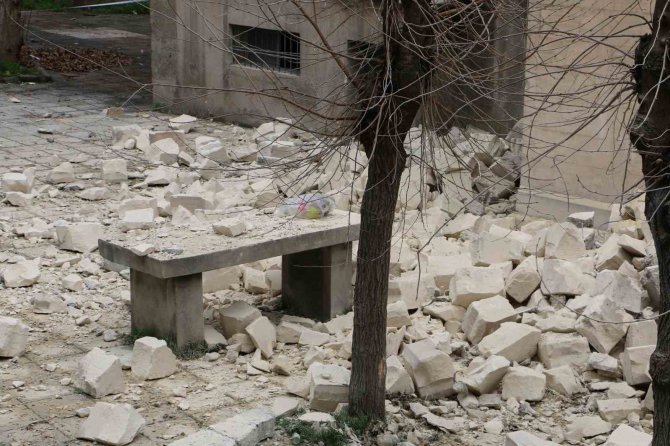 Depremde Ağır Hasar Gören Cami Minaresi Kontrollü Yıkıldı