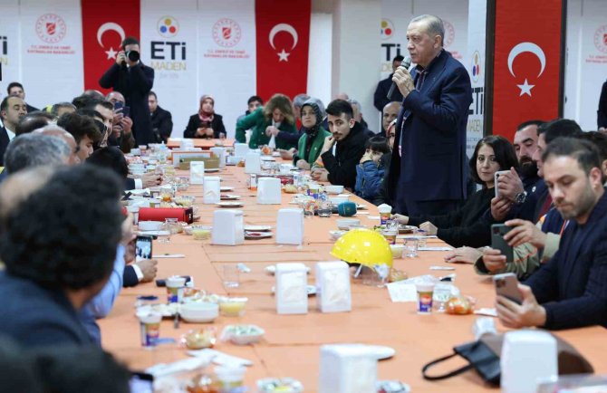 Cumhurbaşkanı Erdoğan, Balıkesir’de Depremzedelerle Beraber Yemek Yedi