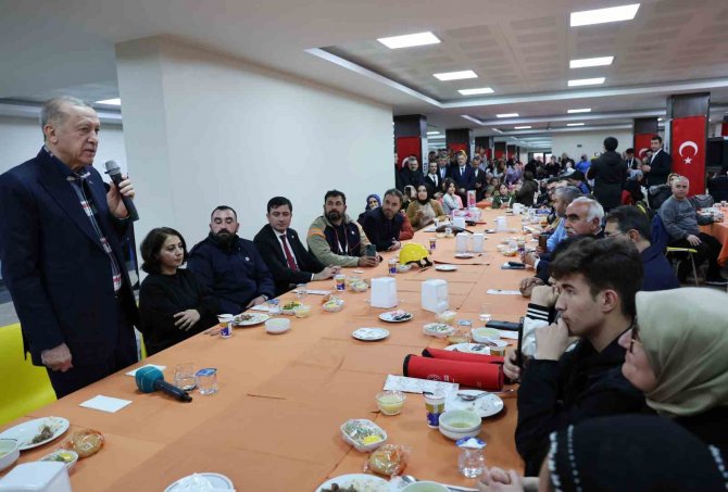 Cumhurbaşkanı Erdoğan, Balıkesir’de Depremzedelerle Beraber Yemek Yedi