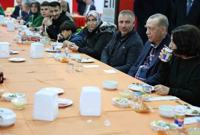 Cumhurbaşkanı Erdoğan, Balıkesir’de Depremzedelerle Beraber Yemek Yedi