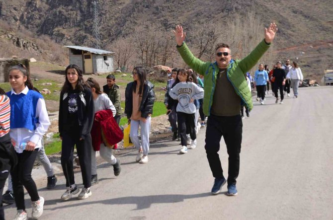 Şırnak’ta Dağlar Öğrencilere Kaldı, Huzur Ortamında Yürüyüş Gerçekleştirildi