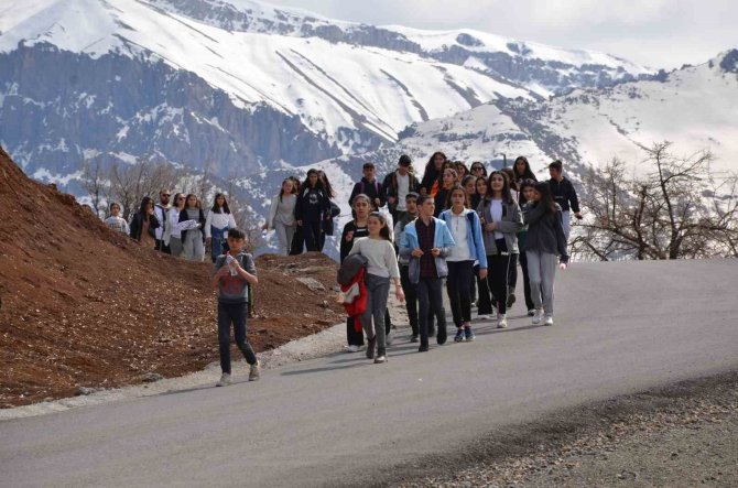 Şırnak’ta Dağlar Öğrencilere Kaldı, Huzur Ortamında Yürüyüş Gerçekleştirildi
