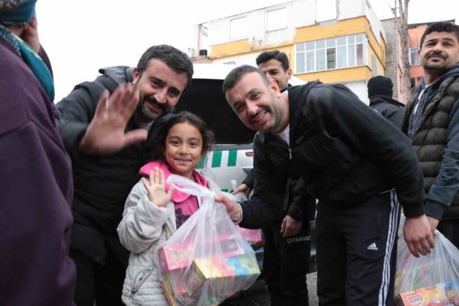 Depremzede Çocuklara Ankara’dan Gelen Polislerden Oyuncak