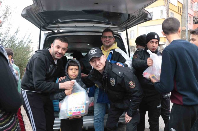Depremzede Çocuklara Ankara’dan Gelen Polislerden Oyuncak
