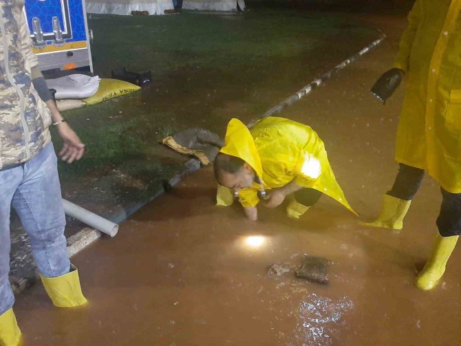 Depremzedeler İçin Tıkanan Mazgalı Elleriyle Açtı