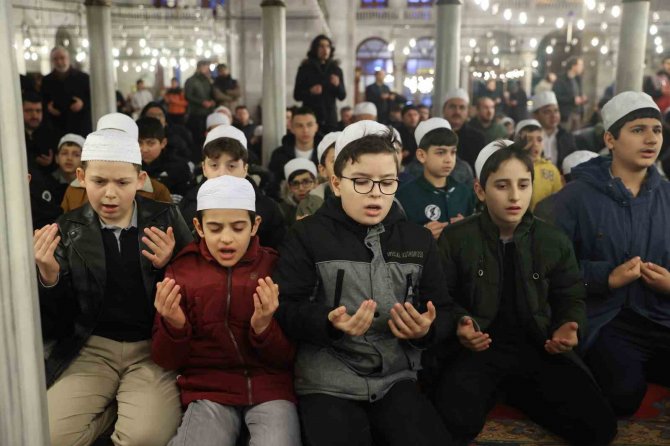 Diyanet İ̇şleri Başkanı Erbaş İmam Hatipli Gençlerle Sabah Namazında Buluştu