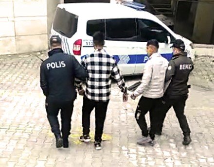 Edremit’te Oto Fareleri Kıskıvrak Yakalandı