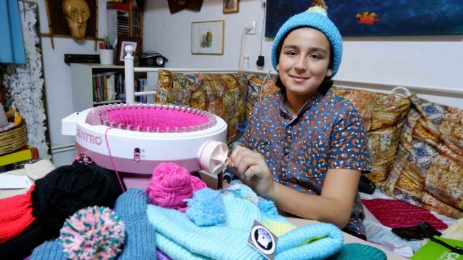 12 Yaşındaki Ege, Depremzede Akranları Üşümesin Diye Atkı Ve Bere Örüyor
