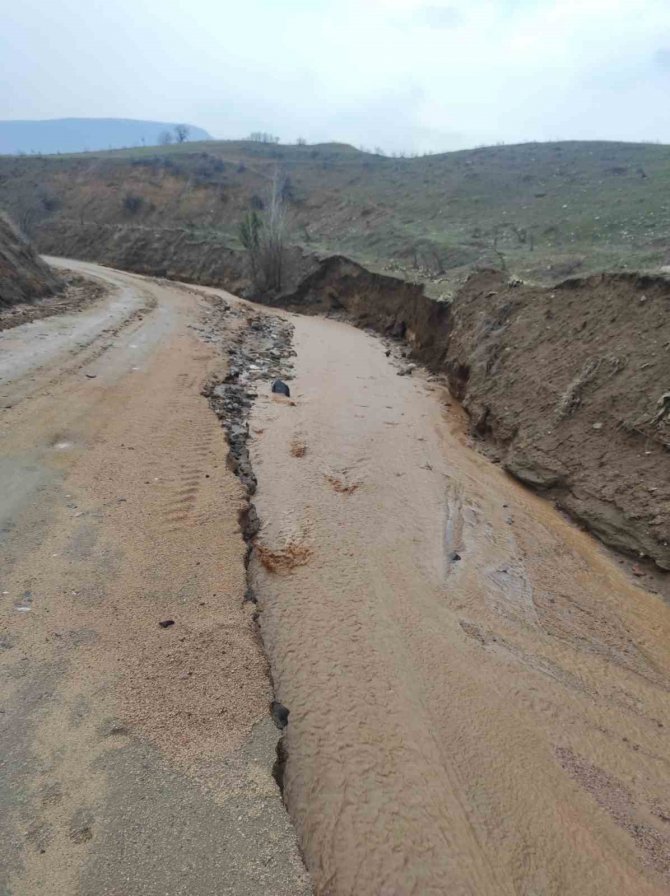 Elazığ’da Çöken Köy Yolları Ulaşıma Kapandı