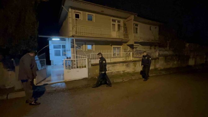 Evlerinin Önünde Silahlı Saldırıya Uğrayan 2 Kardeş Yaralandı
