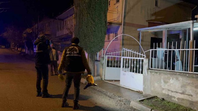 Evlerinin Önünde Silahlı Saldırıya Uğrayan 2 Kardeş Yaralandı