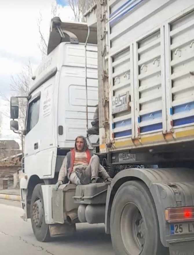 Hayatlarını Hiçe Saydılar, Kamyonun Kasa Boşluğunda Yolculuk Yapan İki Kişi Görenleri Şaşırttı