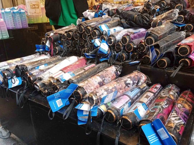 Yağışlar Şemsiye Satıcılarına Can Suyu Oldu