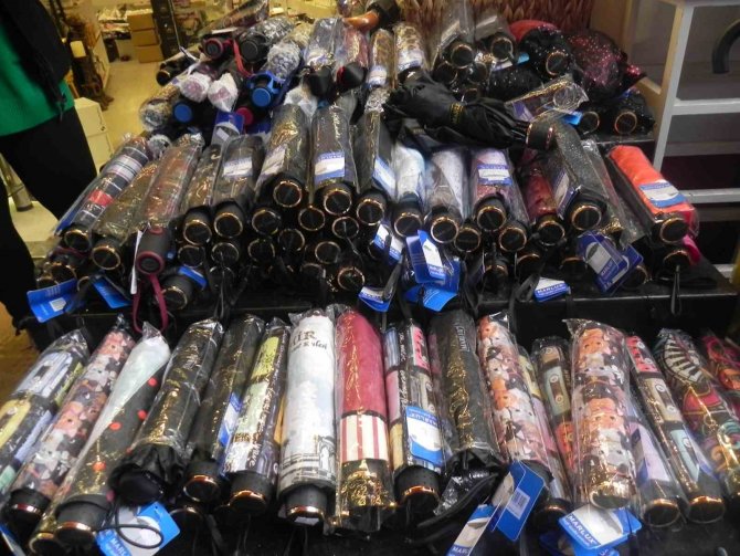 Yağışlar Şemsiye Satıcılarına Can Suyu Oldu