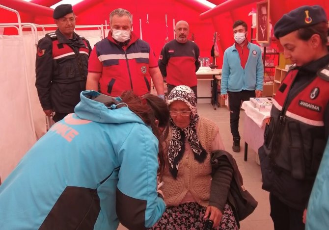 Hasta Depremzedenin İmdadına Jandarma Yetişti