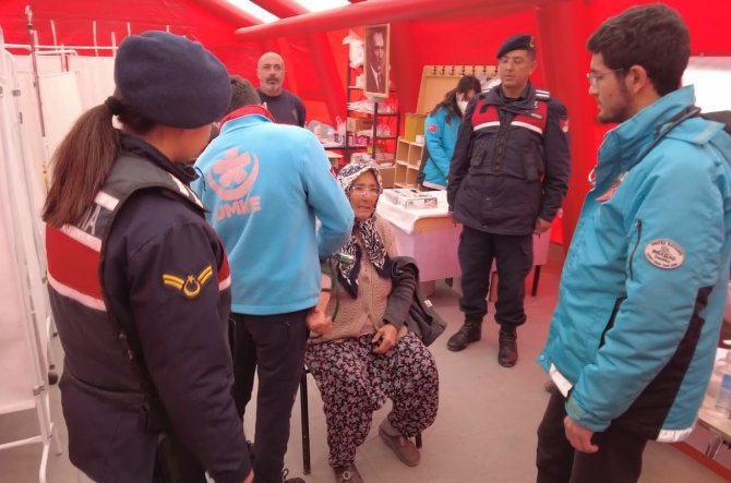 Hasta Depremzedenin İmdadına Jandarma Yetişti