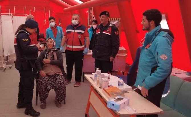 Hasta Depremzedenin İmdadına Jandarma Yetişti