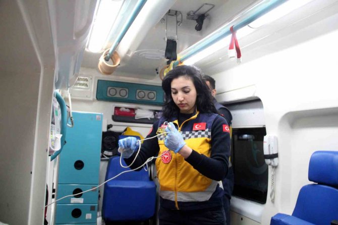 Depremzede Aileyle Yürekleri Isıtan Diyaloğun Sahibi Eskişehir 112 Ekibi, Hatay’da Yaraları Sarıyor