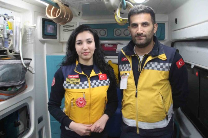 Depremzede Aileyle Yürekleri Isıtan Diyaloğun Sahibi Eskişehir 112 Ekibi, Hatay’da Yaraları Sarıyor