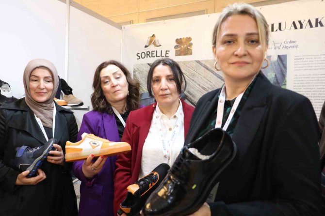 Kız Kardeşlerine Hem Abla Hem Patron Oldu