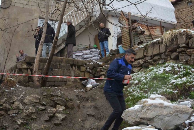 Hakkari’de Heyelan Nedeniyle 3 Ev Tahliye Edildi