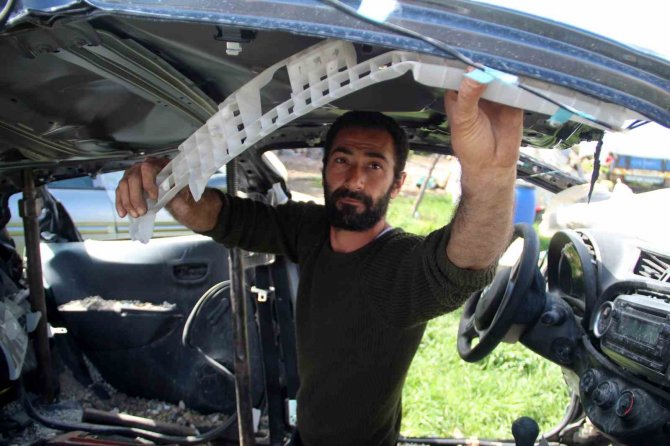 İ̇ki İş Yeri Yıkılan Esnaf Depremin İzlerini Bahçesinde Çalışarak Siliyor