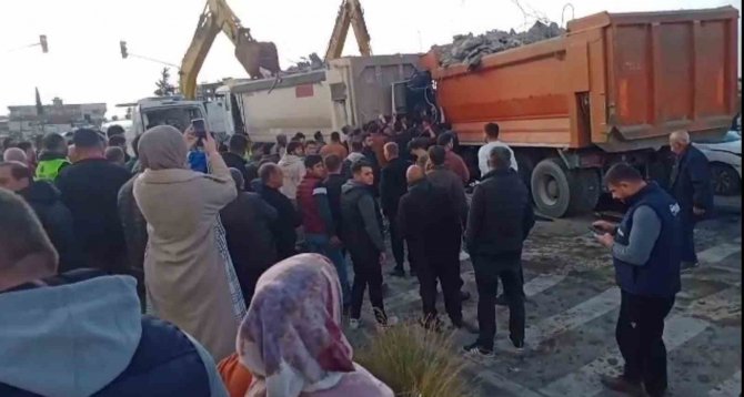 Deprem Hafriyatı Taşıyan Kamyon Kazaya Neden Oldu: 6 Yaralı
