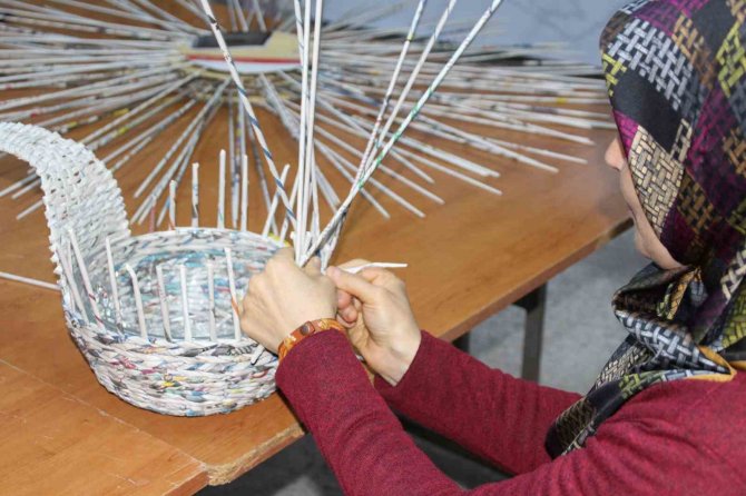 Atık Gazeteler Hediyelik Eşyaya Dönüşüyor