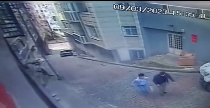 İ̇stanbul’da Yaşlı Çifte Hırsız Şoku: 400 Lirayı Çalıp Kaçtılar