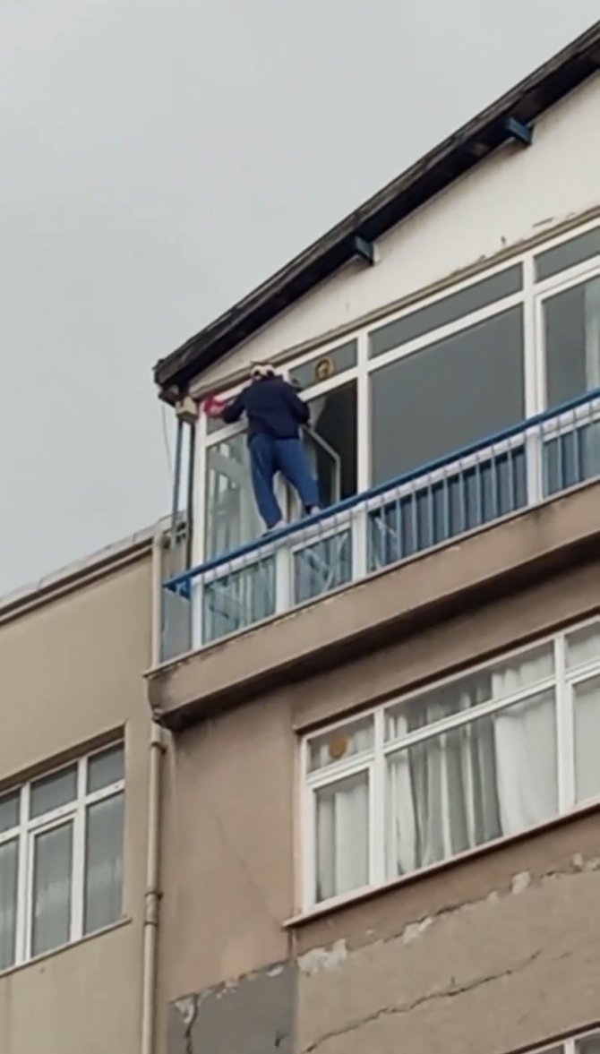 Kağıthane’de Cam Silen Kadının Tehlikeli Anları Kamerada