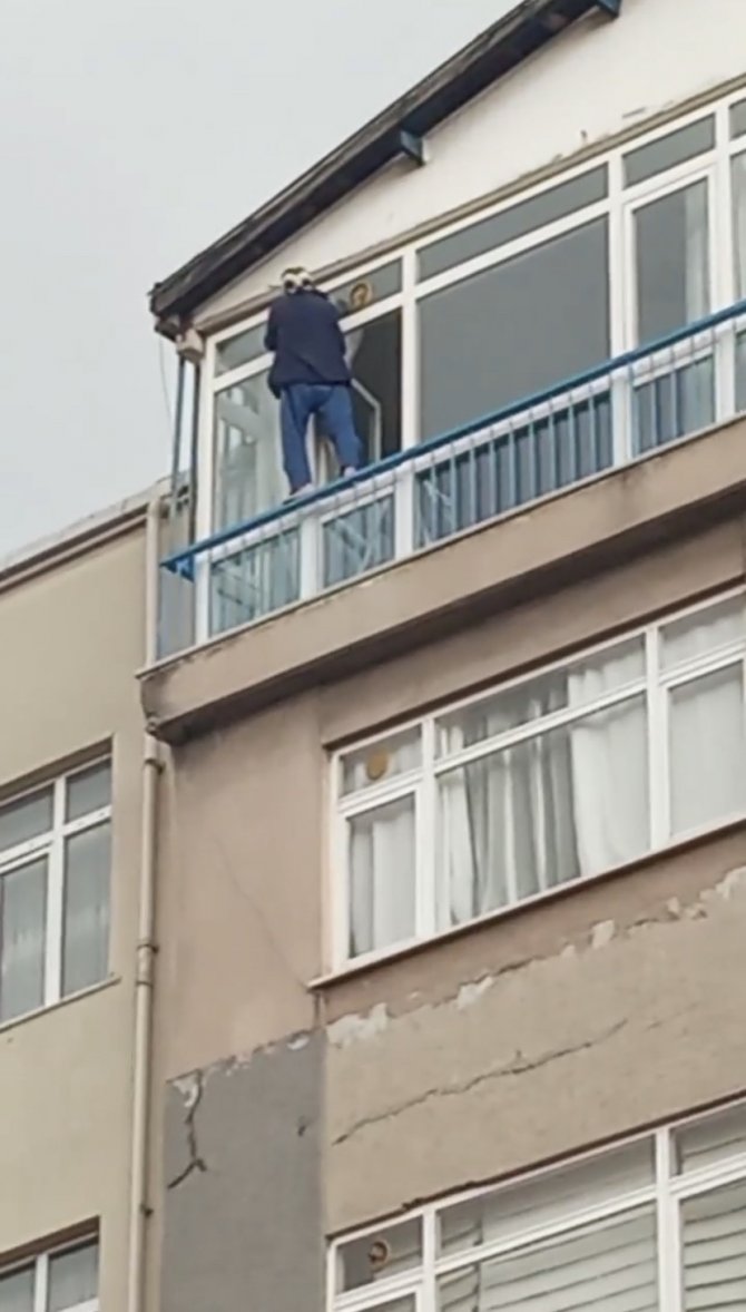 Kağıthane’de Cam Silen Kadının Tehlikeli Anları Kamerada