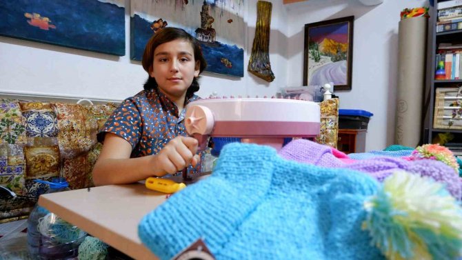 12 Yaşındaki Ege, Depremzede Akranları Üşümesin Diye Atkı Ve Bere Örüyor