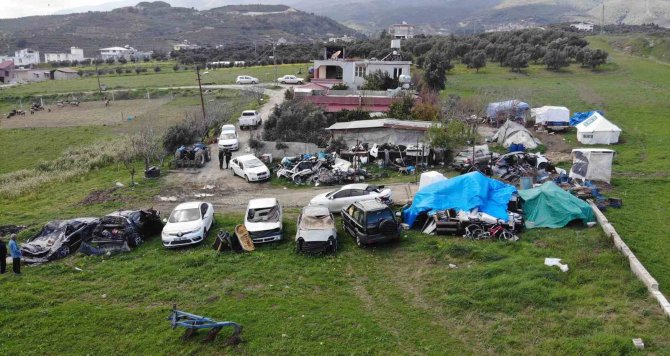 İ̇ki İş Yeri Yıkılan Esnaf Depremin İzlerini Bahçesinde Çalışarak Siliyor