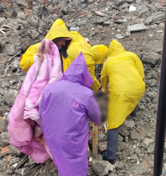 42 Gün Sonra Enkazdan Bir Kişinin Cansız Bedeni Çıkarıldı