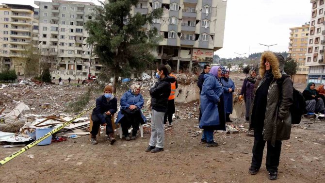 Ebrar Sitesi’nde Yitip Giden Hatıralarını Aradılar