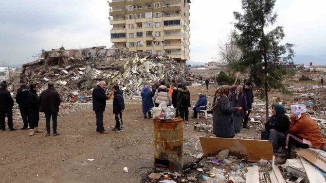 Ebrar Sitesi’nde Yitip Giden Hatıralarını Aradılar