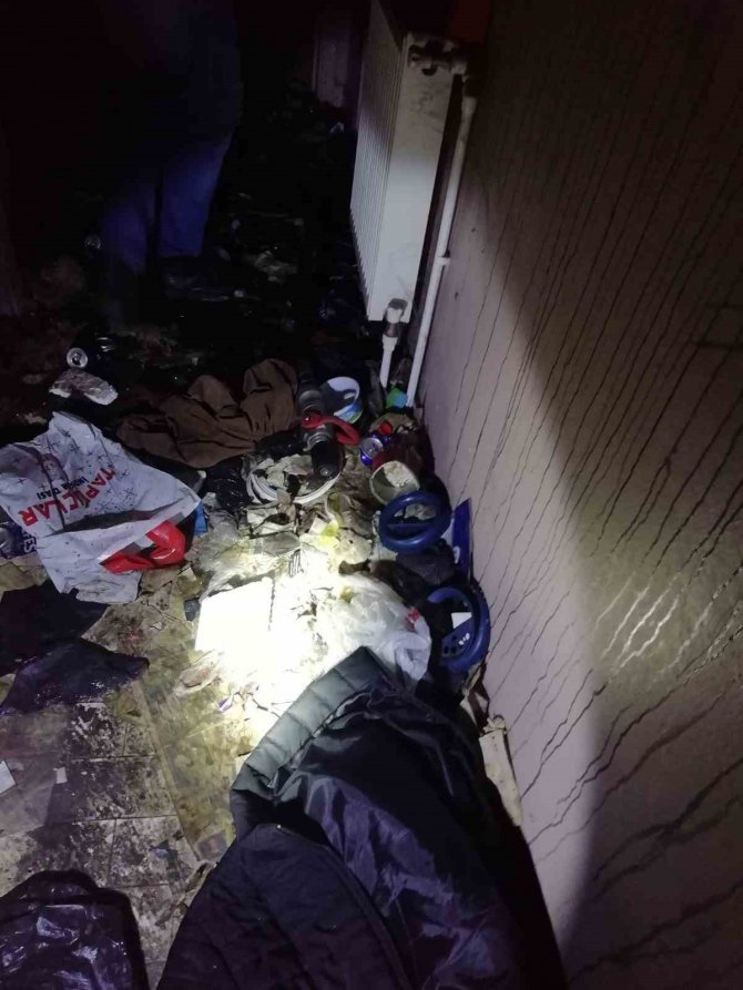 Çöp Dolu Evde Çıkan Yangın Söndürüldü