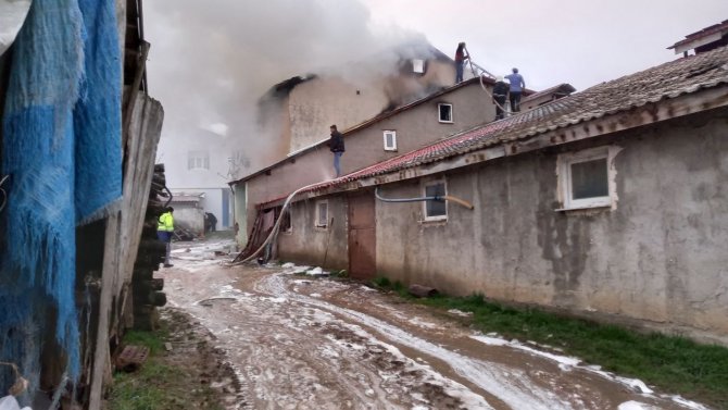 İ̇ki Katlı Evin Çatısı Alevlere Teslim Oldu