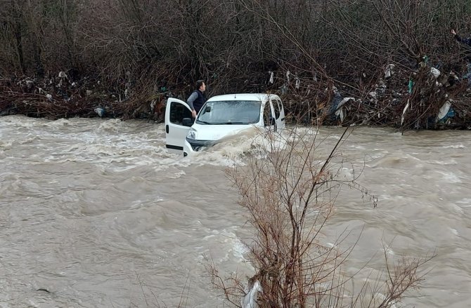 Araçları İle Dereden Geçmek İsterken Sele Kapılan 3 Kişi Ölümden Döndü