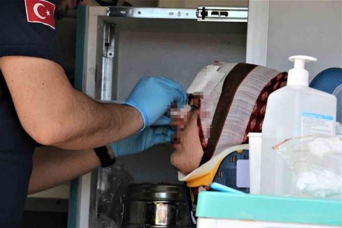 Kazada Yaralanan Baba Ağlayan Çocuğunu Bir An Olsun Bırakmadı